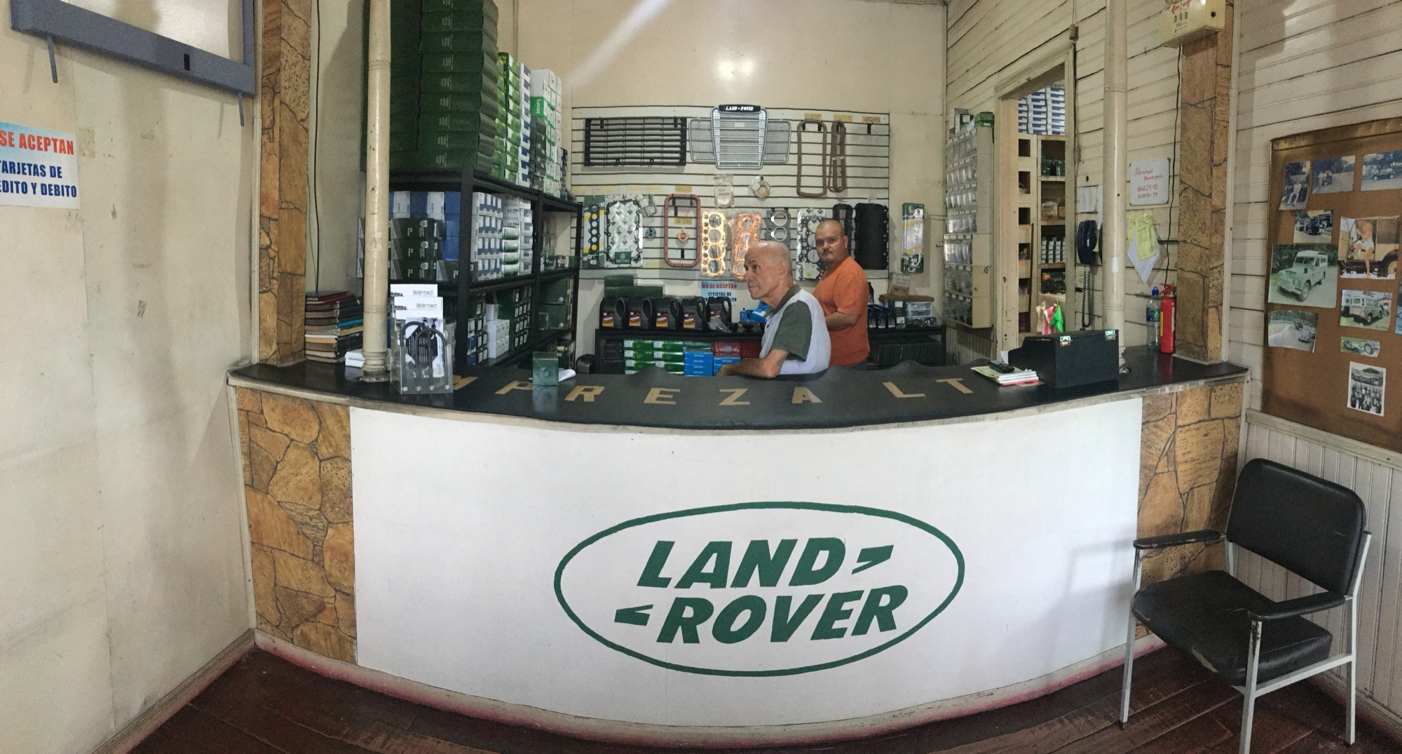 Mostrador de la tienda Impreza Ltda. con repuestos Land Rover
