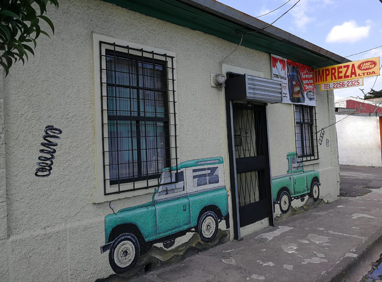 Fachada de la tienda Impreza Land Rover Ltda. con mural pintado